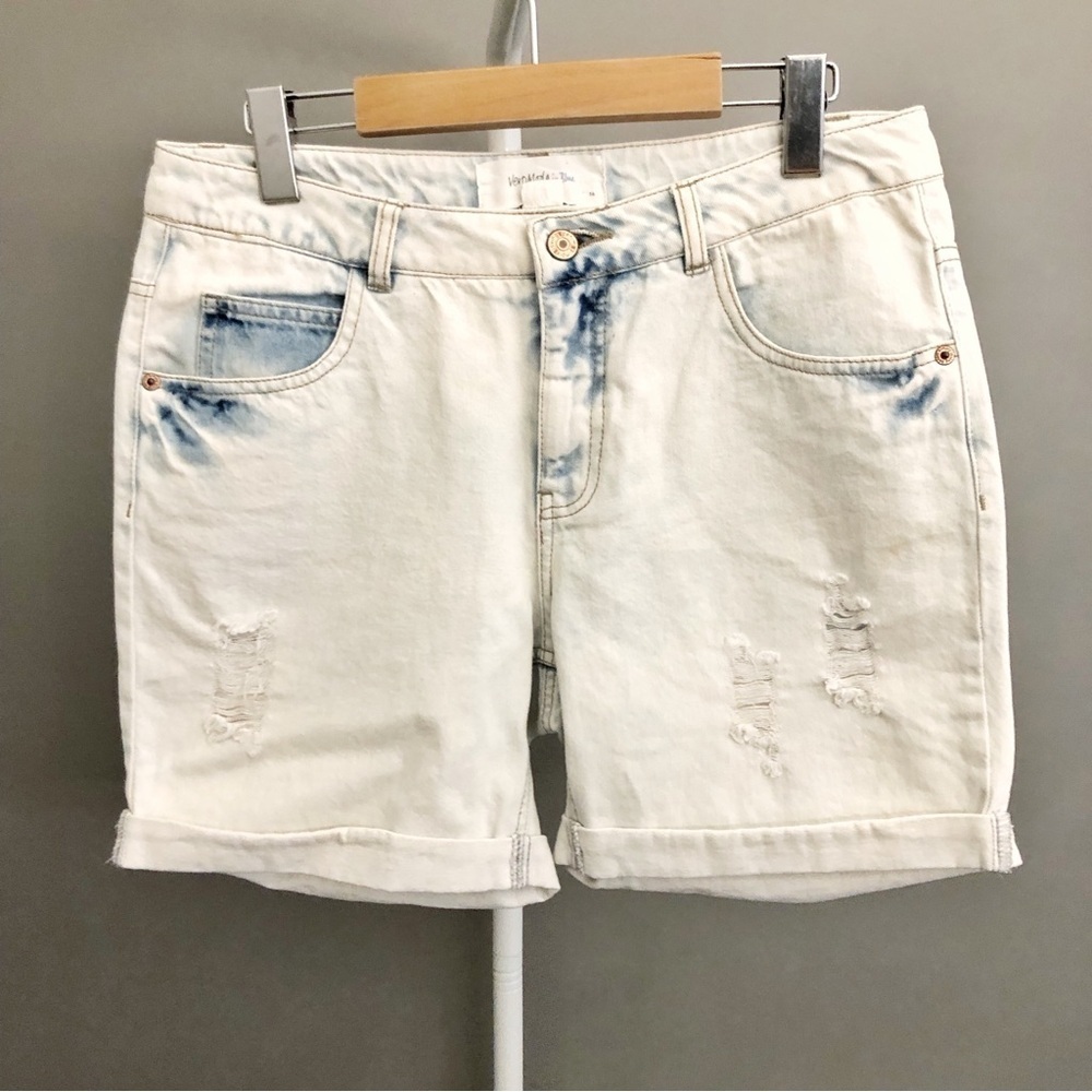 Vero Moda High Waisted Light Washed Distressed Denim Shorts.